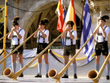 Men Playing Alphorn, Munich, Germany Photographie par Bill Bachmann
