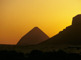 Sunset behind 12th Dynasty Middle Kingdom, Pharaoh Amenenhet III, Bent Pyramid, Dashur; Egypt Lámina fotográfica por Kenneth Garrett