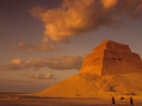 First Pyramid of Pharaoh Snerfu, 4th Dynasty, Meidum, Old Kingdom, Egypt Photographie par Kenneth Garrett