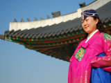 Gyeongbokgung Palace, Woman in Traditional Hanbok Dress, Gwanghwamun, Seoul, South Korea Photographie par Anthony Plummer