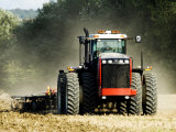 4 Wheel Drive Tractor Pulling a Disc Harrow, Cotswolds, England Photographie par Martin Page