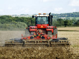 4 Wheel Drive Tractor Pulling a Disc Harrow, Cotswolds, England Fotografisk tryk af Martin Page
