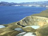 Viti Crater (With Hot Water) Beside Cold Lake Oskjuvain in Askja Caldera, Iceland Fotografisk tryk af Richard Packwood Viti Crater (With Hot Water) Beside Cold Lake Oskjuvain in Askja Caldera, Iceland Fotografisk tryk af Richard Packwood