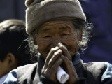Old Woman with Hands to Face, Nepal Billeder af David D'angelo Old Woman with Hands to Face, Nepal Billeder af David D'angelo
