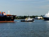 Tug Guiding a Containership Along the River Thames Near Tilbury, England Photographie par Martin Page