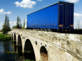 Traffic Crossing Medieval Bridge Over the River Avon, Warwickshire, UK Fotografisk tryk af Martin Page
