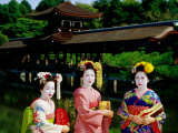 Women Dressed As Geisha with Building in Background, Heian-Jingu, Kyoto, Japan Photographie par Frank Carter