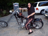 Ozzy Osbourne at the Family Home in Los Angeles, December 2003 Fotografisk tryk Ozzy Osbourne at the Family Home in Los Angeles, December 2003 Fotografisk tryk