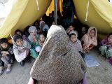 A Kashmiri Teacher Goes Over Class Work with Her Students Lámina fotográfica A Kashmiri Teacher Goes Over Class Work with Her Students Lámina fotográfica