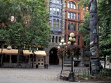 Pioneer Building and Totem Pole in Pioneer Square, Seattle, Washington, USA Photographie par Jamie & Judy Wild