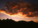 A Setting Sun Casts a Colorful Light on the Teton Mountains Near Jackson Hole Photographie