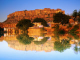 Meherangan Fort Reflected in Pool at Sunset, Jodhpur, India Lámina fotográfica por Anthony Plummer Meherangan Fort Reflected in Pool at Sunset, Jodhpur, India Lámina fotográfica por Anthony Plummer