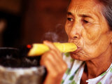 Woman Smokes Handmade Cheroot with Large Ashtray, Bagan, Myanmar (Burma) Lámina fotográfica por Anthony Plummer Woman Smokes Handmade Cheroot with Large Ashtray, Bagan, Myanmar (Burma) Lámina fotográfica por Anthony Plummer