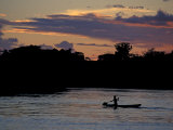 Boaters on Amazon River at Sunset, Amazon River Basin, Peru Lámina fotográfica por Nik Wheeler Boaters on Amazon River at Sunset, Amazon River Basin, Peru Lámina fotográfica por Nik Wheeler