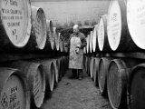 An Employee of the Knockando Whisky Distillery in Scotland, January 1972 Fotografie-Druck