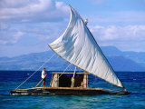 Traditional Sailing Craft, Fiji Photographie par Peter Hendrie