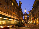 Moving Tram on Marktgasse with Zeitglockenturm Behind, Bern, Switzerland Photographie par Glenn Beanland