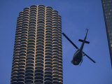A Helicopter Flies Between Skyscrapers Lámina fotográfica A Helicopter Flies Between Skyscrapers Lámina fotográfica