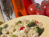 Bowl of Pasta with Herb Garnish and Tomatoes Fotografisk tryk Bowl of Pasta with Herb Garnish and Tomatoes Fotografisk tryk