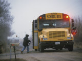 A Student Boards a School Bus in the Morning Fog Lámina fotográfica A Student Boards a School Bus in the Morning Fog Lámina fotográfica