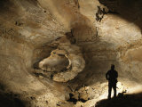 Cavers Stand in the New Discovery Bore Hole of Mammoth Cave Lámina fotográfica por Stephen Alvarez Cavers Stand in the New Discovery Bore Hole of Mammoth Cave Lámina fotográfica por Stephen Alvarez