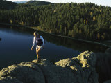 Young Woman Hiking a Rocky Rim above Sylvan Lake Photographie par Bobby Model