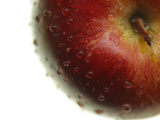 Close-up of a Juicy Red Apple with Shiny Water Droplets Lámina fotográfica Close-up of a Juicy Red Apple with Shiny Water Droplets Lámina fotográfica