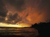 Dramatic View of the Pacific Ocean at Sunset on the Osa Peninsula Photographie par Steve Winter