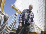 Elderly Man Standing on Deck of Sailboat Lámina fotográfica Elderly Man Standing on Deck of Sailboat Lámina fotográfica