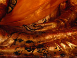 Detail of hand of gilded Buddha statue at Wat Chong Lom, Samut Sakhon, Thailand Lámina fotográfica por Tom Cockrem