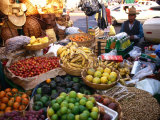 Fruit stall at a market in San Angel, Mexico City, Mexico Lámina fotográfica por Rick Gerharter
