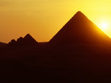 Sunset over pyramid, Giza, Egypt Lámina fotográfica por Mason Florence