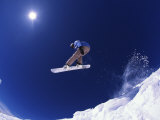 Low Angle View of a Man Snowboarding Lámina fotográfica Low Angle View of a Man Snowboarding Lámina fotográfica