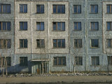 Exterior View of a Typical Depressing Communist-Built Apartment Building Lámina fotográfica por Klaus Nigge Exterior View of a Typical Depressing Communist-Built Apartment Building Lámina fotográfica por Klaus Nigge