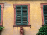Statue Under Shutters in Seleginstadt, Hesse, Germany Photographie par Johnson Dennis