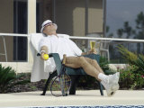 Man Relaxing with a Beer After His Tennis Match Impressão fotográfica Man Relaxing with a Beer After His Tennis Match Impressão fotográfica