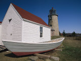 A Boat, Boathouse and Lighthouse on Monhegan Island Fotografisk trykk av Clarita Berger