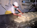 Worker with Cheese Slabs Lámina fotográfica por Inga Spence Worker with Cheese Slabs Lámina fotográfica por Inga Spence