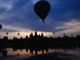 Hot Air Balloon Over Angkor Wat, Angkor, Cambodia Photographie par Frank Carter