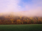 West Virginia, Fog Lifting Over Autumn Foliage Lámina fotográfica por Robert Finken