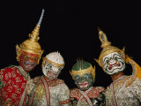 Portrait of Four Dancers in Elaborate Costume Fotografisk tryk af Paul Chesley Portrait of Four Dancers in Elaborate Costume Fotografisk tryk af Paul Chesley