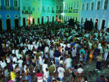A Crowd Of People Gathered To Watch Popular Local Drumming Group, Olodum, Brazil Lámina fotográfica por John Maier Jr. A Crowd Of People Gathered To Watch Popular Local Drumming Group, Olodum, Brazil Lámina fotográfica por John Maier Jr.