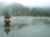 Lushan, China, Central Lake Pavilion Fotografie-Druck von Yvette Cardozo