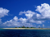 Beachside Buildings Under Cloudy Sky, Fiji Photographie par Johnson Dennis