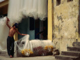 Man Repairing Nets, Hoi An, Vietnam Photographie par Jerry Alexander