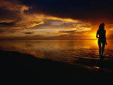 Woman on Beach at Sunset, Cook Islands Photographie par Peter Hendrie