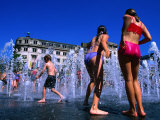Children Playing in Piccadilly Gardens Waterjets, Manchester, England Photographie par Mark Daffey