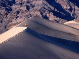 Hiker Walking on Ridge of Eureka Sand Dunes, Death Valley National Park, USA Photographie par Woods Wheatcroft