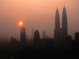 City Skyline In Haze Kuala Lumpur, Wilayah Persekutuan, Malaysia Lámina fotográfica por Michael Aw