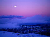 Moonrise and Sunset on Main Range in Winter, Kosciuszko National Park, New South Wales, Australia Photographie par Grant Dixon
